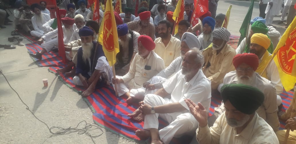ਐਸ ਕੇ ਐੱਮ ਪੰਜਾਬ ਦੇ ਸੱਦੇ ਤੇ ਡੀ ਸੀ ਦਫਤਰ ਹੁਸ਼ਿਆਰਪੁਰ ਦੇ ਸਾਹਮਣੇ ਲਗਾਏ ਗਏ ਧਰਨੇ ਵਿੱਚ ਵੱਡੀ ਗਿਣਤੀ ਵਿਚ ਕਿਸਾਨਾਂ ਨੇ ਸ਼ਮੂਲੀਅਤ ਕੀਤੀ
